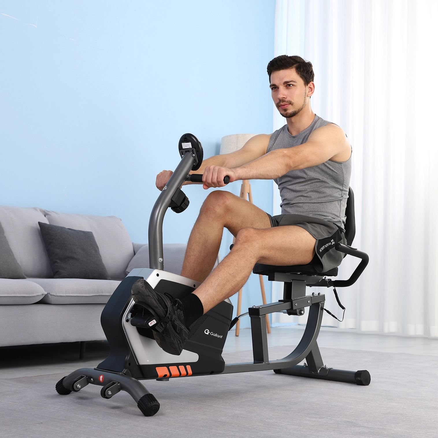 Homem em uma bicicleta ergométrica na sala de estar