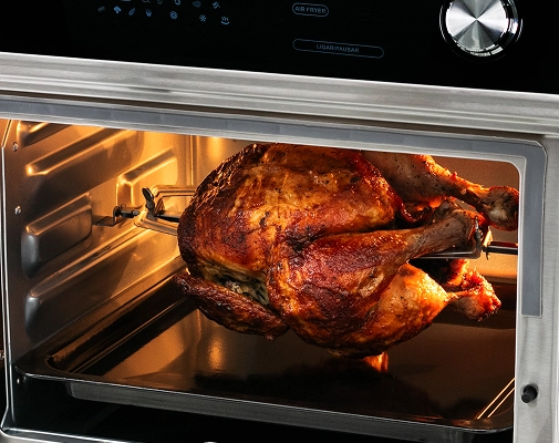 Imagem ilustrativa de um frango dentro do forno fryer