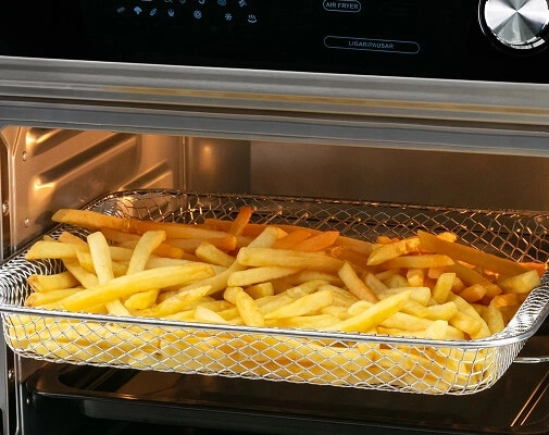 imagem ilustrativa de batatas fritas dentro do forno fryer