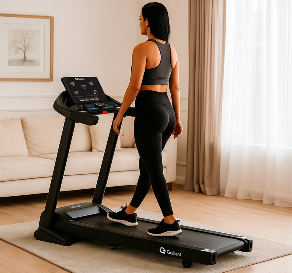 Mulher sentada na Bicicleta Ergométrica Magnética